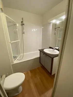 Salle de bains dans l'établissement L air du Bassin