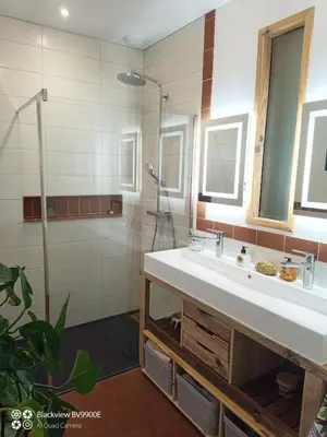 Salle de bains dans l'établissement Maison avec rivière