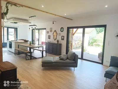 Coin salon dans l'établissement Maison avec rivière