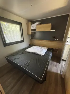 Un ou plusieurs lits dans un hébergement de l'établissement Mobil-home 3 chambres Siblu La Réserve 388