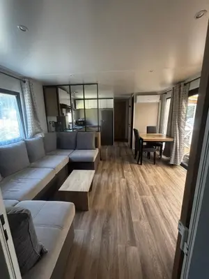 Coin salon dans l'établissement Mobil-home 3 chambres Siblu La Réserve 388