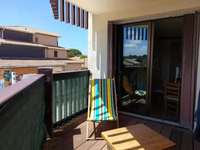 Balcon ou terrasse dans l'établissement Appartement T2 au centre de Vieux-Boucau avec parking privé, proche des plages - FR-1-239-1136