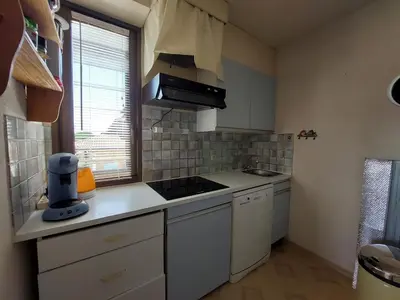 Cuisine ou kitchenette dans l'établissement Appartement T2 au centre de Vieux-Boucau avec parking privé, proche des plages - FR-1-239-1136