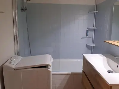 Salle de bains dans l'établissement Appartement T2 au centre de Vieux-Boucau avec parking privé, proche des plages - FR-1-239-1136