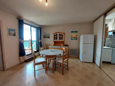 Cuisine ou kitchenette dans l'établissement Appartement T2 au centre de Vieux-Boucau avec parking privé, proche des plages - FR-1-239-1136