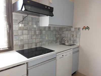 Cuisine ou kitchenette dans l'établissement Appartement T2 au centre de Vieux-Boucau avec parking privé, proche des plages - FR-1-239-1136