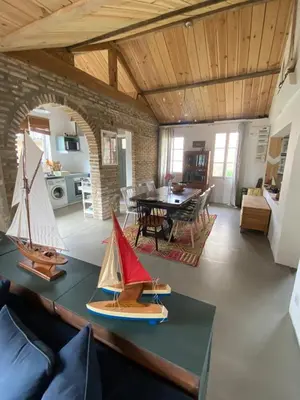Cuisine ou kitchenette dans l'établissement Maison chaleureuse dans les Landes à 2 min du lac et 25 min de Plage Biscarosse en voiture