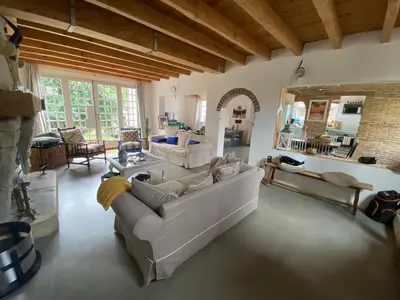 Coin salon dans l'établissement Maison chaleureuse dans les Landes à 2 min du lac et 25 min de Plage Biscarosse en voiture