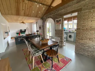 Cuisine ou kitchenette dans l'établissement Maison chaleureuse dans les Landes à 2 min du lac et 25 min de Plage Biscarosse en voiture