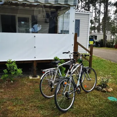 Vélo sur le terrain de l'établissement Dunes 209 ou dans les environs