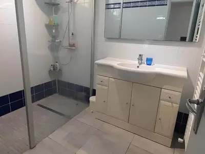 Salle de bains dans l'établissement Maison 2 chambres, proche plage et commerces à Capbreton - FR-1-239-1137