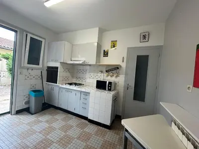 Cuisine ou kitchenette dans l'établissement Maison 2 chambres, proche plage et commerces à Capbreton - FR-1-239-1137