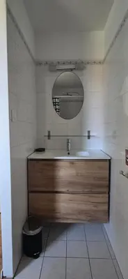 Salle de bains dans l'établissement Maison avec piscine proche océan