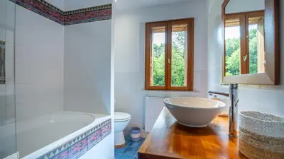 Salle de bains dans l'établissement Moulin de Sore -Gîtes 14 pers et chambres d'hôtes dans un lieu naturel préservé