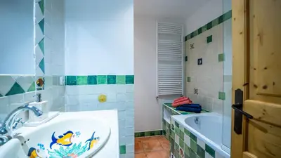 Salle de bains dans l'établissement Moulin de Sore -Gîtes 14 pers et chambres d'hôtes dans un lieu naturel préservé