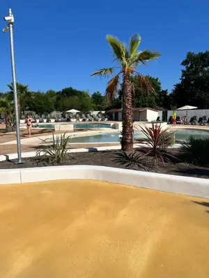 Piscine de l'établissement Camping 4 étoiles Mobile home 4 à 6 personnes ou située à proximité