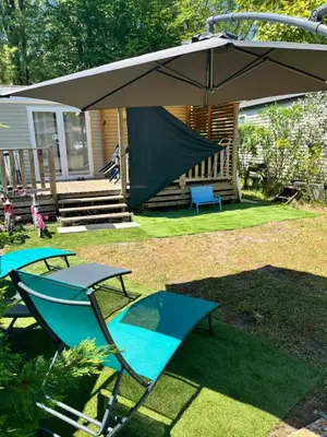Jardin de l'établissement Camping 4 étoiles Mobile home 4 à 6 personnes