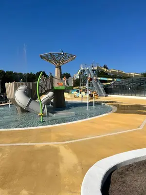 Piscine de l'établissement Camping 4 étoiles Mobile home 4 à 6 personnes ou située à proximité