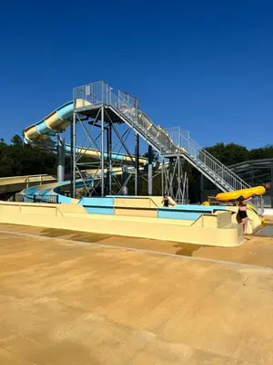 Piscine de l'établissement Camping 4 étoiles Mobile home 4 à 6 personnes ou située à proximité