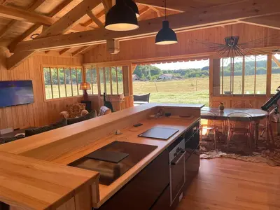 Télévision ou salle de divertissement dans l'établissement Maison bois Lesbats