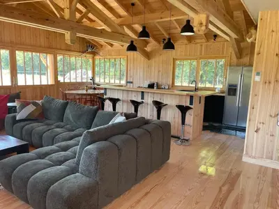 Coin salon dans l'établissement Maison bois Lesbats