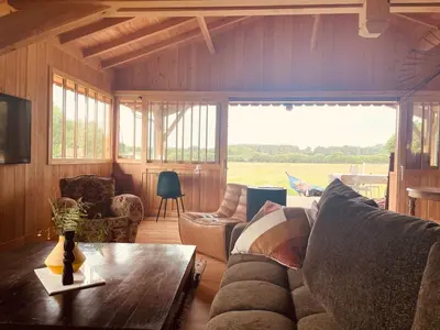 Coin salon dans l'établissement Maison bois Lesbats