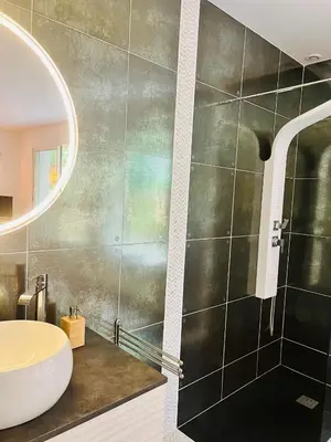 Salle de bains dans l'établissement Villa d'exception à Capbreton proche des plages