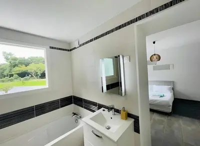 Salle de bains dans l'établissement Villa d'exception à Capbreton proche des plages