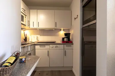 Cuisine ou kitchenette dans l'établissement Grand balcon, piscine, plage, golf, parking, wifi, lave linge & vaisselle