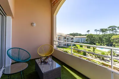 Balcon ou terrasse dans l'établissement Grand balcon, piscine, plage, golf, parking, wifi, lave linge & vaisselle