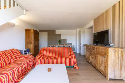 Télévision ou salle de divertissement dans l'établissement Grand balcon, piscine, plage, golf, parking, wifi, lave linge & vaisselle