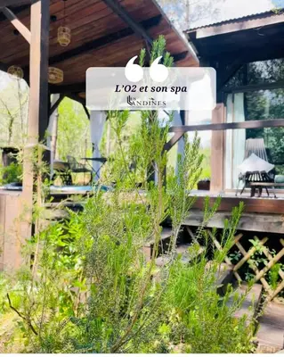 Jardin de l'établissement L'O2 et son Spa, cabane de verre et de bois