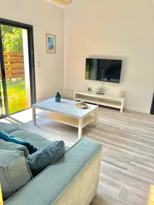 Télévision ou salle de divertissement dans l'établissement New house for 8 people