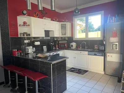 Cuisine ou kitchenette dans l'établissement Maison familiale avec piscine