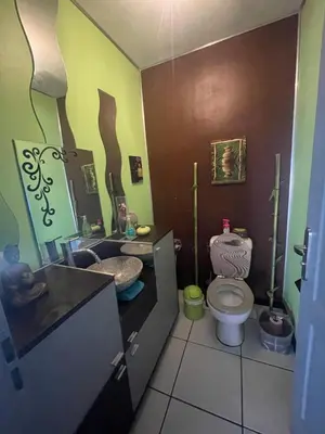Salle de bains dans l'établissement Maison familiale avec piscine