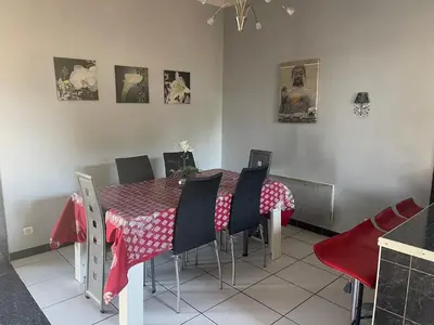 Coin salon dans l'établissement Maison familiale avec piscine