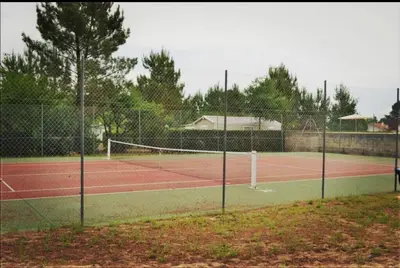 Tennis ou squash au sein de le camping ou à proximité