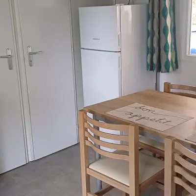 Cuisine ou kitchenette dans l'établissement La Réserve 4 étoiles à Gastes emplacement 329 2CH 1SDB 6 personnes