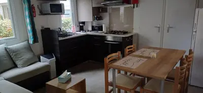 Cuisine ou kitchenette dans l'établissement La Réserve 4 étoiles à Gastes emplacement 329 2CH 1SDB 6 personnes