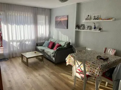 Coin salon dans l'établissement Grand studio calme vue sur port