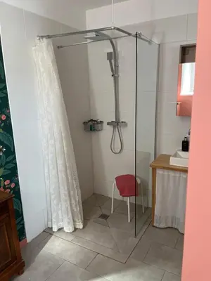 Salle de bains dans l'établissement charmante maisonnette tout confort avec sauna