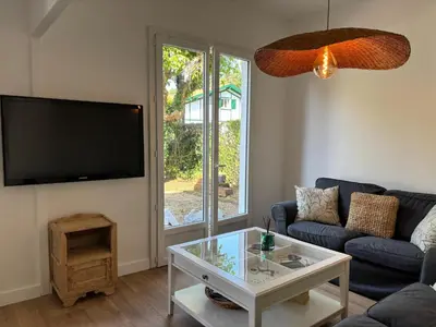 Télévision ou salle de divertissement dans l'établissement Villa EtcheOna