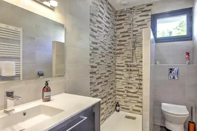Salle de bains dans l'établissement Villa Palmyra - Piscine Privée