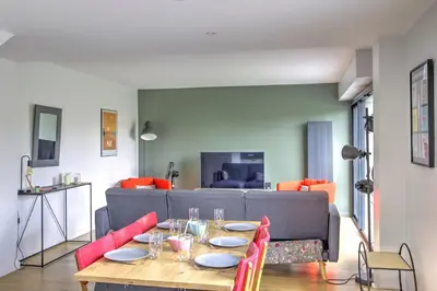 Télévision ou salle de divertissement dans l'établissement Villa Palmyra - Piscine Privée