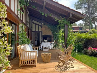 Jardin de l'établissement Villa Hau'Oli, 4 chambres, spacieuse, piscine privée, grand jardin fleuri vue golf et 8min à pied de la plage