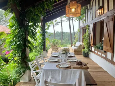 Jardin de l'établissement Villa Hau'Oli, 4 chambres, spacieuse, piscine privée, grand jardin fleuri vue golf et 8min à pied de la plage