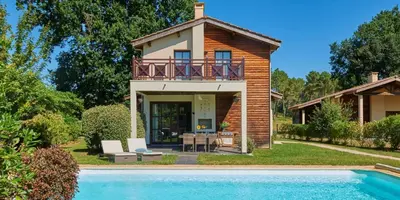 Piscine de l'établissement Résidence Château de Salles ou située à proximité