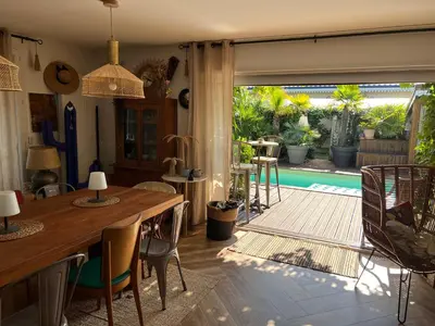 Piscine de l'établissement Jolie Maison avec piscine chauffée Bassin d'Arcachon ou située à proximité
