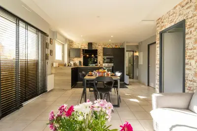 Cuisine ou kitchenette dans l'établissement Le nid montois - centre - parking - balcon - wifi - lave linge et vaisselle