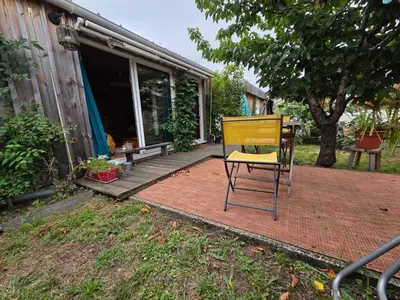 Jardin de l'établissement Studio bois avec terrasse et jardin bassin et océan